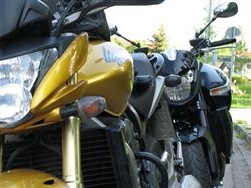 Zwei Motorräder