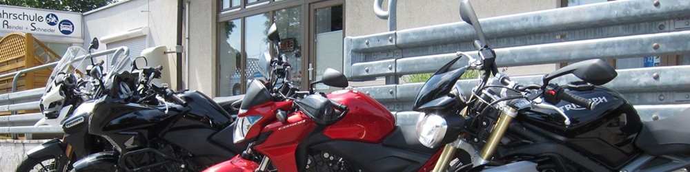 Panorama Motorräder vor Fahrschule